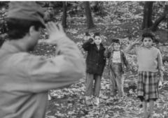 Djoundi-de-l-ALN-saluant-des-enfants 240 thumb